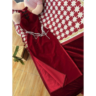 Đầm đỏ cổ tàu nút vuông