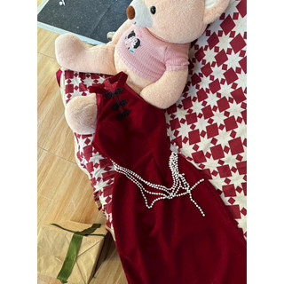 Đầm đỏ cổ tàu nút vuông