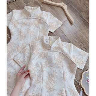 Đầm gấm trắng cổ tàu