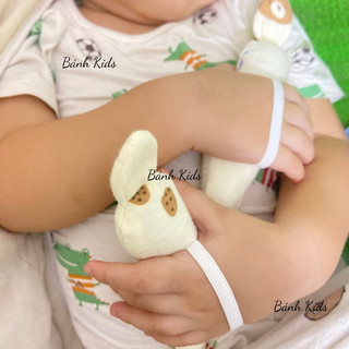  Set 2 Củ Cà rốt đeo tay nhồi bông giúp giảm giật mình cho bé lúc ngủ của nhà Bánh Kid.  chun nhỏ  