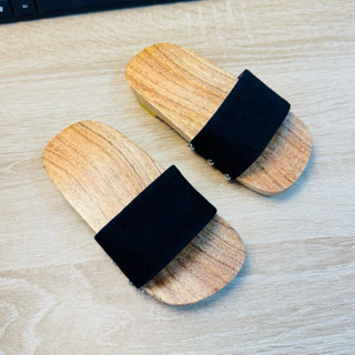 MUA THEO SỐ TUỔI Guốc gỗ cho bé gái quai đen đỏ trắng diện đồ diệu đà ngày tết cho bé