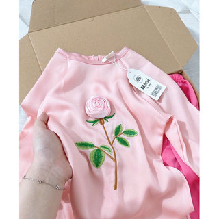 Bộ Áo Dài Bé Gái Đính Hoa Hồng Thêu Lá, Chất Lụa Ngọc Trai Mềm Mịn Phong Cách Dễ Thương [Kèm Bờm]