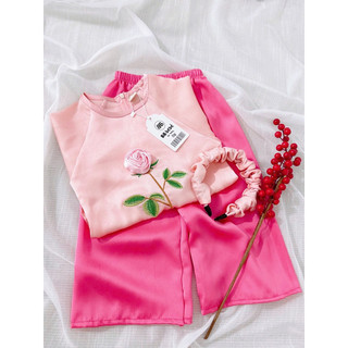 Bộ Áo Dài Bé Gái Đính Hoa Hồng Thêu Lá, Chất Lụa Ngọc Trai Mềm Mịn Phong Cách Dễ Thương [Kèm Bờm]