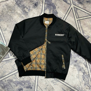  Áo khoác bomber gió nam nữ BBR ngực in chữ trắng viền khoá và lót trong dệt kẻ pha sọc vàng đen lưng hoạ tiết kỵ sĩ 