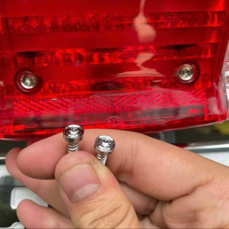 Bộ 2 ốc nắp đèn hậu các dòng xe wave , dream, cup, fu