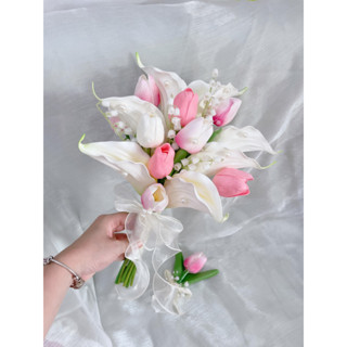 Hoa cưới cầm tay cô dâu bó hoa tulip tông hồng ngọt ngào