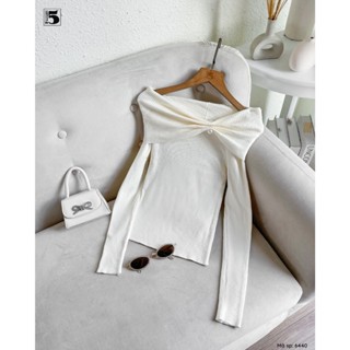 Áo len nữ Twentyfive gân tăm, bẹt vai, lệch 1 bên xoắn có đính cúc ngọc trai 6440