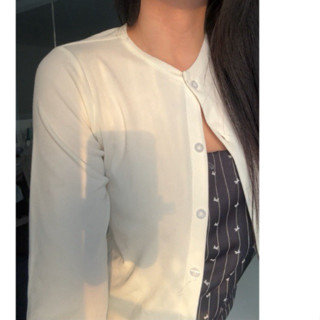 Áo dài tay dáng cardigan ôm nhẹ màu trắng/đen Babilabel Nhankhaai