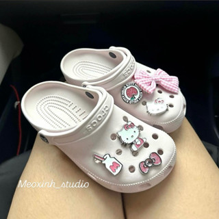 MEOXINHSTUDIO [Ảnh Thật] [Sẵn]/ Dép Crocs Classic Cao Cấp Kèm Charm Hello Kitty (5 Charm Kim Loại) (Form To Lùi 1 Size)