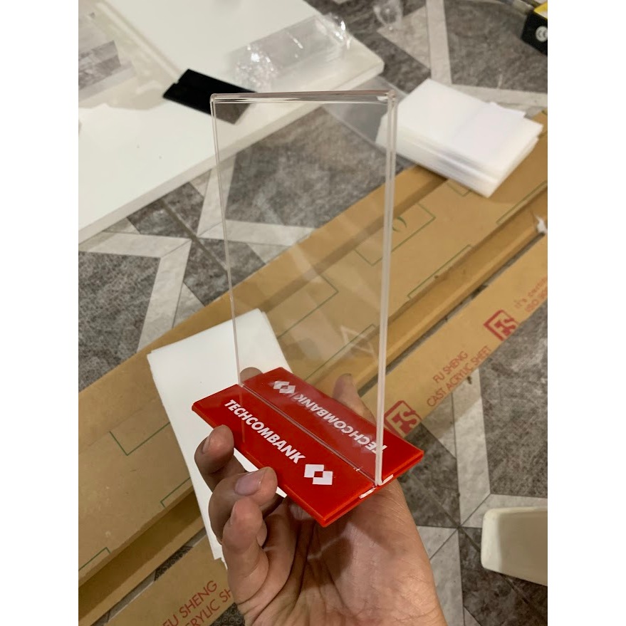 Combo 10 chiếc  Menu mica A6 có in logo thương hiệu, stande mica A6  in logo dưới đế theo yêu cầu