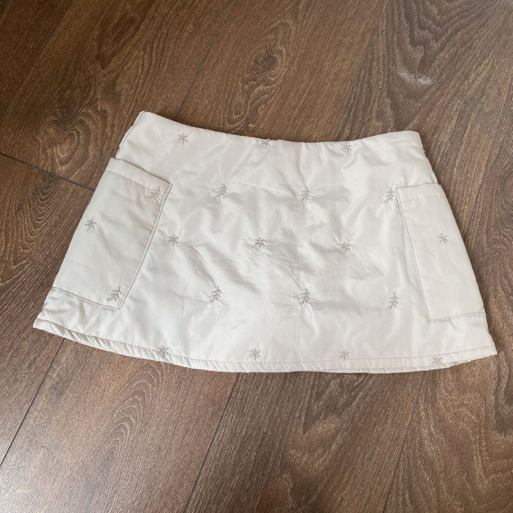 Chân váy ngắn MADE BY MUM chần bông kem