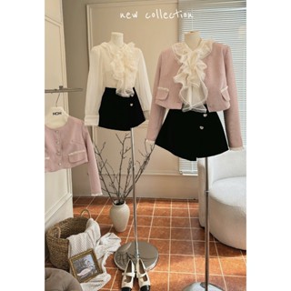 SET ÁO SƠ MI VOAN KEM CỔ BÈO TẦNG TAY DÀI + ÁO KHOÁC HỒNG XỐP Ô CROPTOP TAY DÀI VIỀN BÈO + CHÂN VÁY ĐEN NÚT LỆCH (TH)