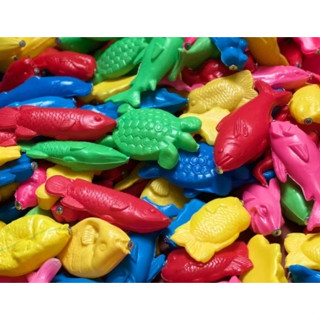 Túi 1 kg cá nhựa đủ mẫu hàng Việt Nam có gắn vít cho bé ở khu vui chơi