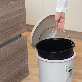 Thùng rác đạp tròn Inochi 12L, Có lõi tiện dụng cho người sử dụng có thể xách đi để đỏ rác