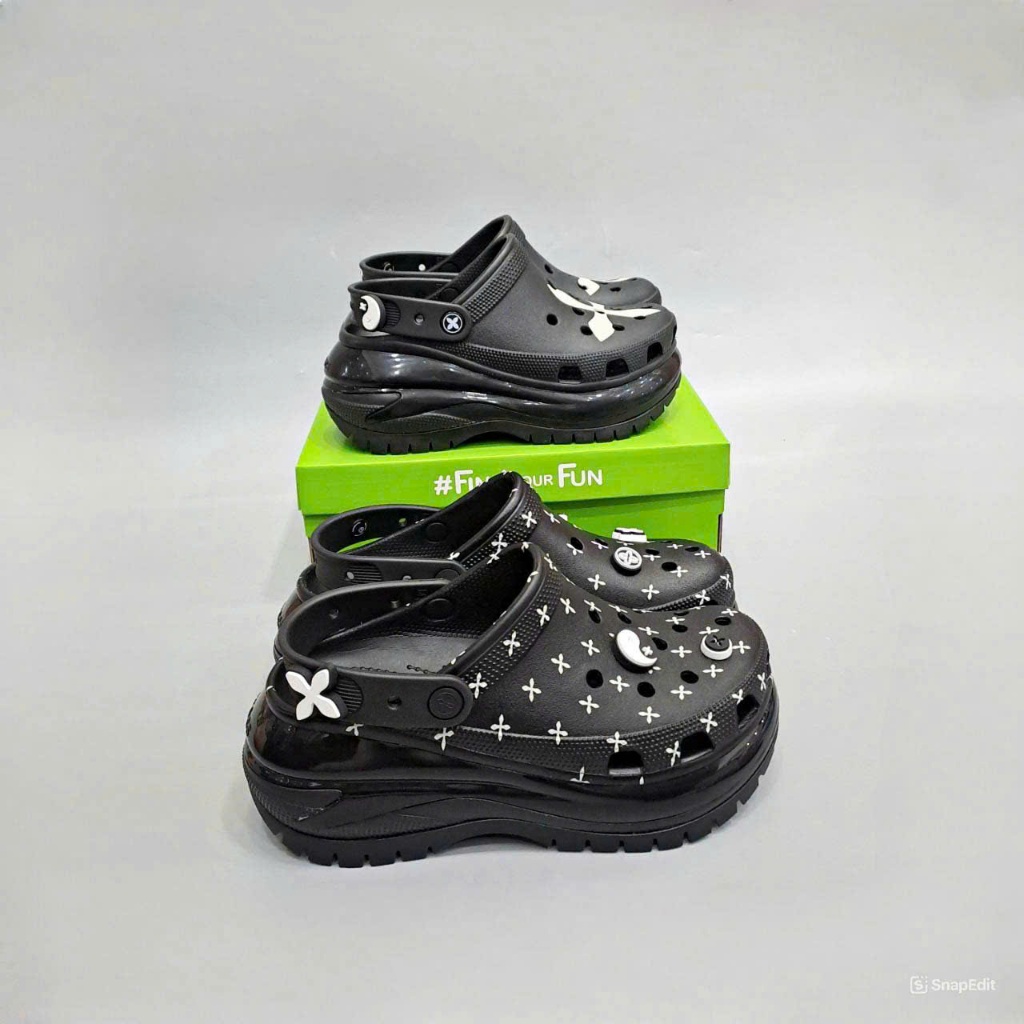 Dép mega crush black compass unisex tặng kèm jibbitz charm 3D, sục đế cao 7 phân nam nữ cao cấp