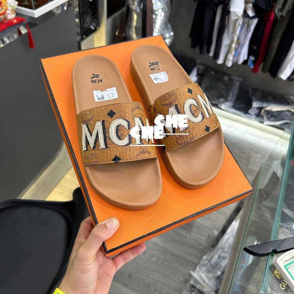 Dép lê quai ngang nam mc.m - slide quai da Pu sần dập chữ huy hiệu tag logo kim loại đế cao su non DL111P