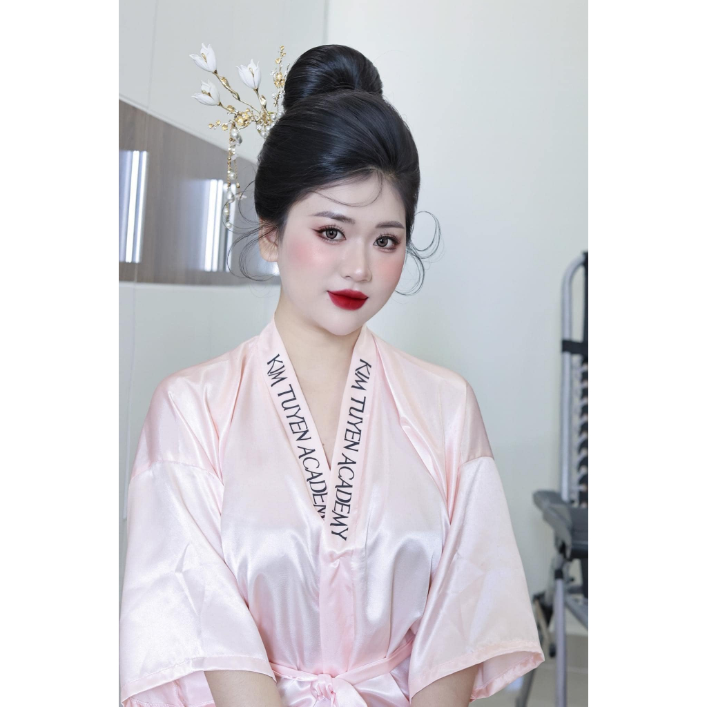 áo choàng lụa màu hồng phấn sáng dành cho salon-makeup-spa