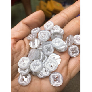 Nút sơmi nữ có 2 lỗ size 13mm.
