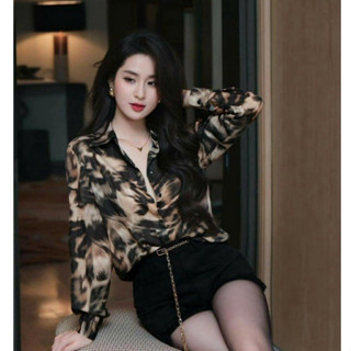 Áo sơ mi Yenny chất tơ xước ánh kim, áo nữ dài tay hoạ tiết Loang Beo cá tính ấn tượng form áo suông rộng