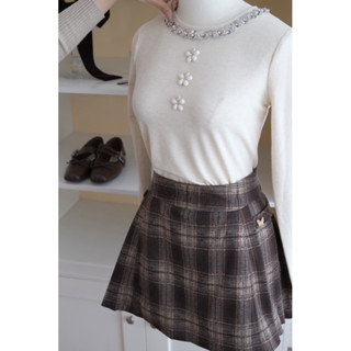 Set áo thun kem cổ kim sa hoa đá bắt mắt và Chân váy dạ kẻ nâu tây by La Moneta