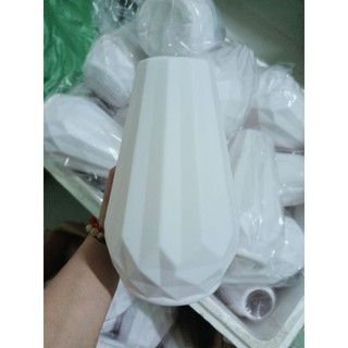bình nhựa cắm hoa