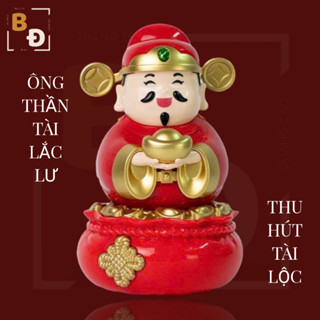 Thần tài lắc lư cầm thỏi vàng ngồi trên túi tiền tài lộc thu hút may mắn chiêu tài lộc