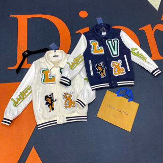  Áo khoác bomber nam nữ Eo Vì thân dệt dạ pha tay da nhăn thêu hoạ tiết chữ và ếch đập đinh bằng bông xù 