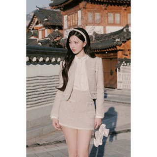 Áo khoác dạ tweed hồng dáng suông ren & Áo sơ mi trắng kem, cổ đức cách điệu buộc nơ & Chân váy dạ tweed hồng dáng A