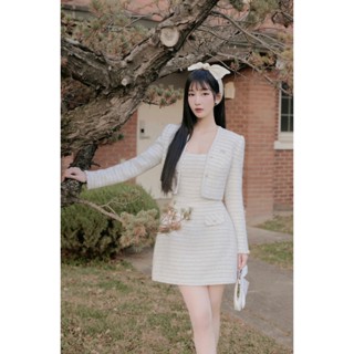  Áo khoác dạ tweed trắng ghi đính ren cúc kim loại & Váy dạ tweed trắng ghi cúp ngực dáng A ngắn 