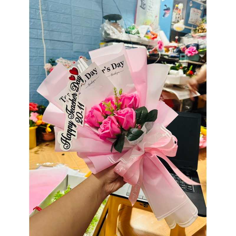 Bó 5 hoa sáp hồng gắn tag đúng lễ nhiều màu