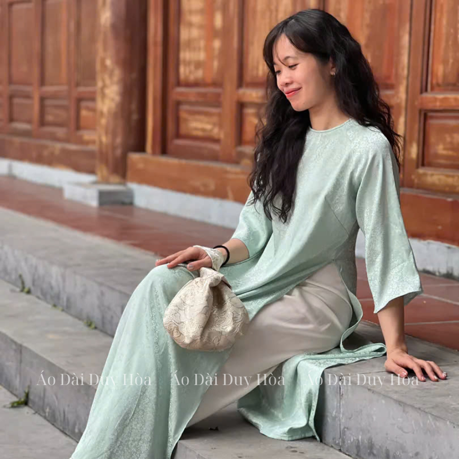 [SẴN HÀNG]  Aó Dài Gấm Tơ Xuông Dáng Xưa Tay Loe Đính Cúc Bọc Diện Tết Du Xuân 2024 - Áo Dài Duy Hòa | BigBuy360 - bigbuy360.vn