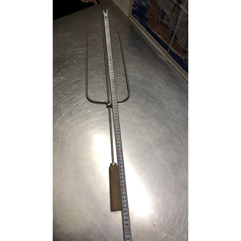 Chỉa nướng gà 3 chia inox cao cấp không hít từ cán gỗ chống bỏng