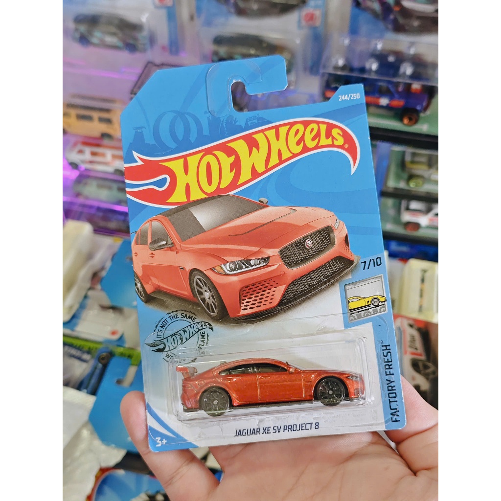 Xe mô hình Hot Wheels Jaguar XE SV Project 8