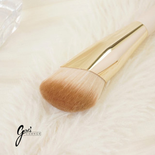 Feather B Foundation Brush - Cọ nền đầu vát Feather B (vàng đồng)