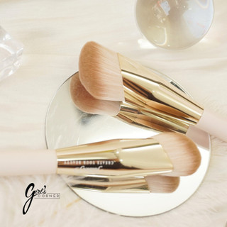 Feather B Foundation Brush - Cọ nền đầu vát Feather B (vàng đồng)
