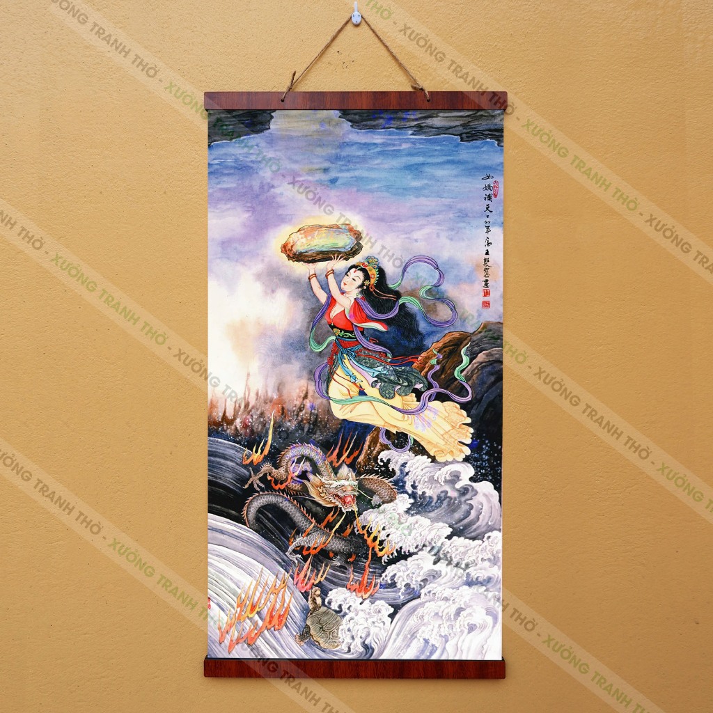 Tranh Nữ Oa Nương Nương Đội Đá Vá Trời nẹp gỗ 40x75cm bằng vải phủ bóng cao cấp dày dặn