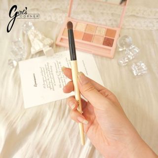 Cọ nhấn hốc mắt Bobbi Smudge