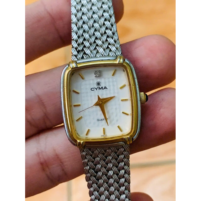 Đồng hồ Cyma Thuỵ Sỹ dây lụa trắng nữ đeo.