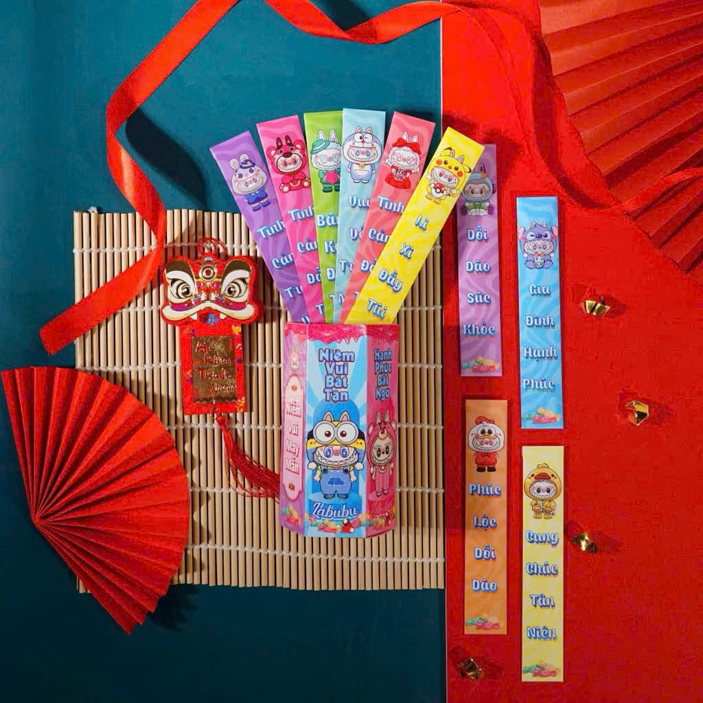 Lì Xì Gieo Quẻ Tết 2025 mẫu mới Hottrend Labubu, Thần Tài Phản Quang Đầy Màu Sắc Tết Ất Tỵ