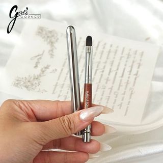 Cọ Môi Makeup Forever 304 Có Nắp Đậy