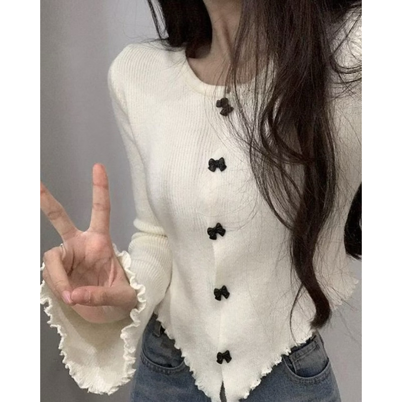 [góc pass đồ] áo croptop dài tay y hình, ống tay loe hack dáng.