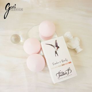 Bông Mút Trang Điểm Feather B Pony Sponge