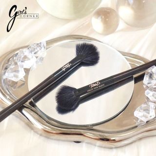 Cọ highlight dạng oval mini Feather B Black Highlighter Brush