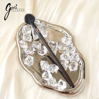 Cọ highlight dạng oval mini Feather B Black Highlighter Brush