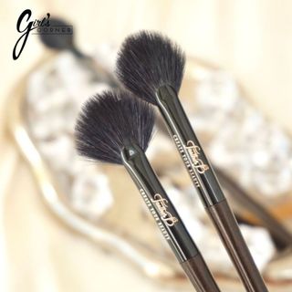 Cọ highlight dạng oval mini Feather B Black Highlighter Brush