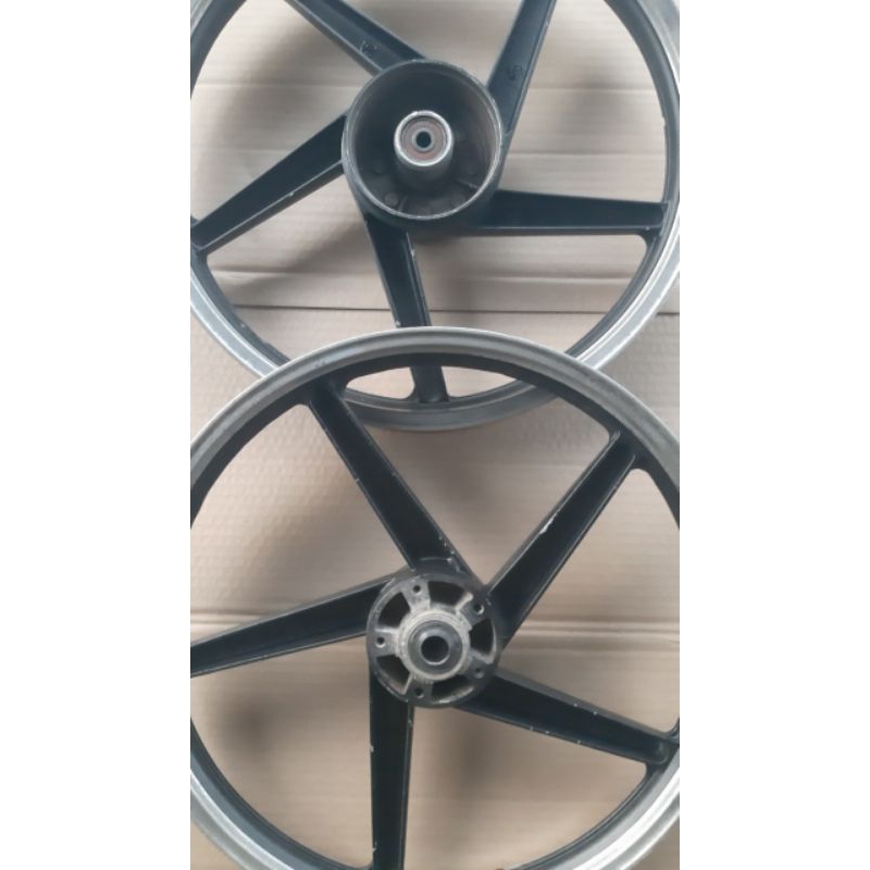 cặp mâm 5 cây đĩa 5 lỗ rã xe,còn nguyên xi,có trầy,dành cho các dòng xe đĩa Honda wave hay dream,