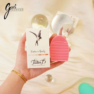 Cục giặt cọ trang điểm Feather B (Giao màu ngẫu nhiên)