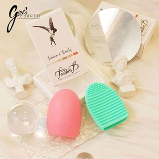 Cục giặt cọ trang điểm Feather B (Giao màu ngẫu nhiên)