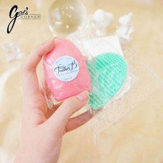 Cục giặt cọ trang điểm Feather B (Giao màu ngẫu nhiên)