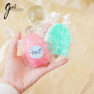 Cục giặt cọ trang điểm Feather B (Giao màu ngẫu nhiên)